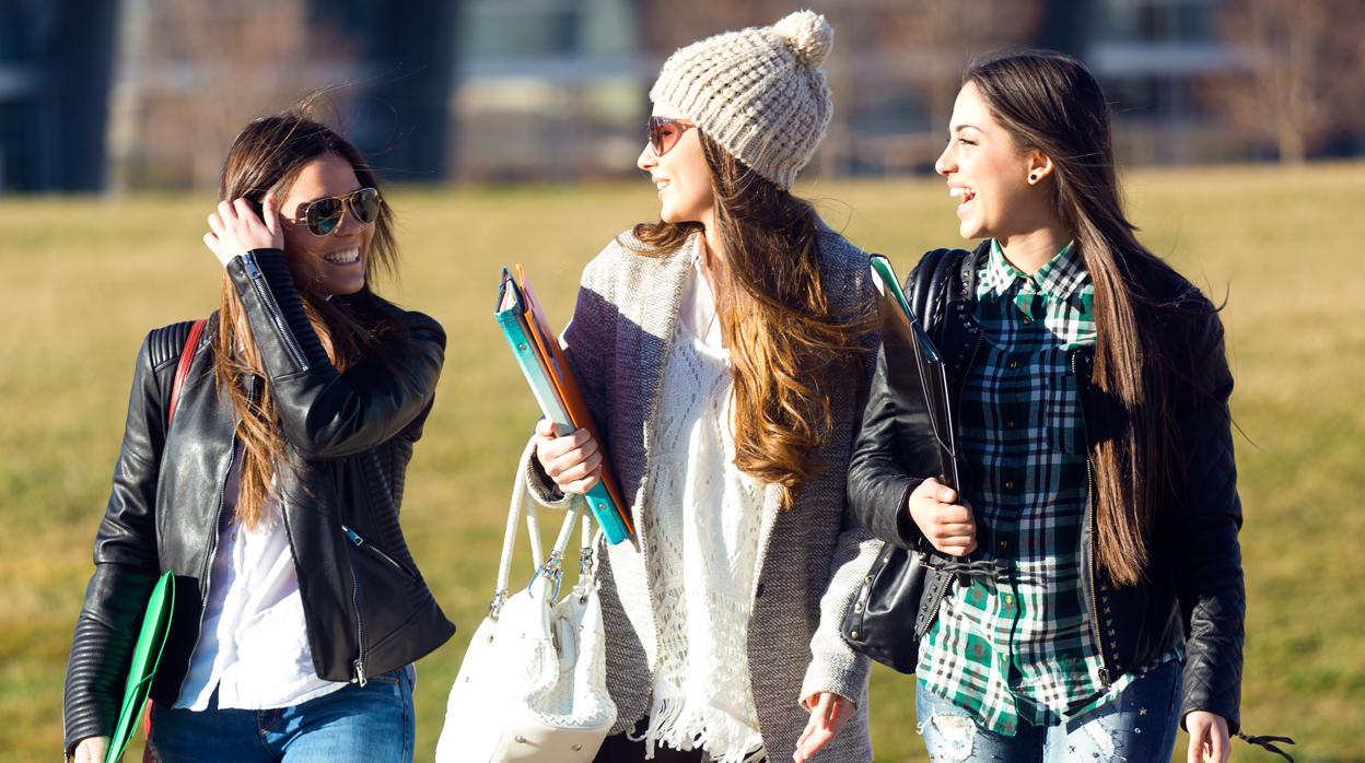 La vida del universitario: poco deporte, mala alimentación, alcohol y complejos en el sexo