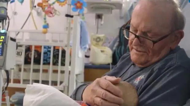 La emocionante historia de un abuelo que cuida a bebés prematuros