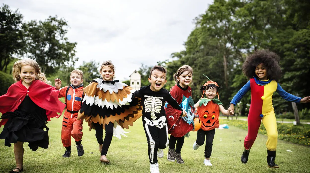 En los disfraces de Halloween infantiles más buscados no faltan los esqueletos, las brujas, los vampiros y las calabazas.