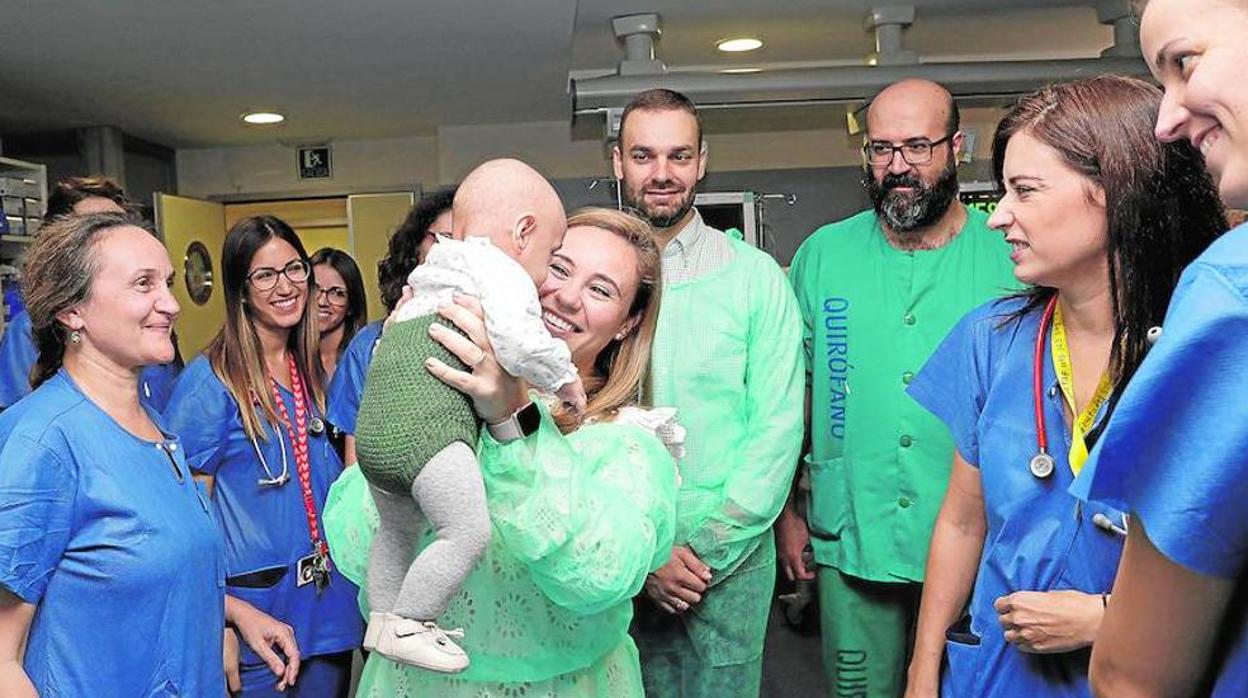 Rocío, con su bebé en brazos, en la unidad de Cuidados Intensivos del Materno