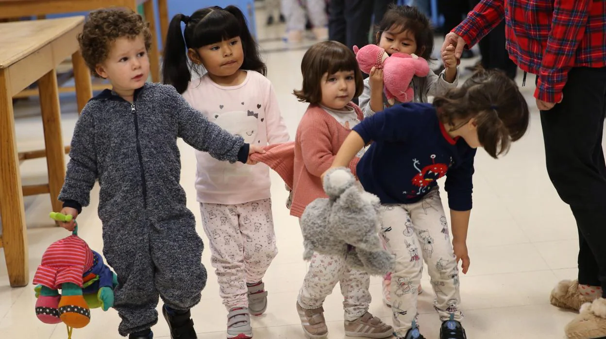 Alumnos acuden en pijama al colegio por los niños que crecen sin familia