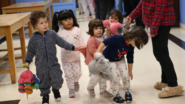 Alumnos acuden en pijama al colegio por los niños que crecen sin familia