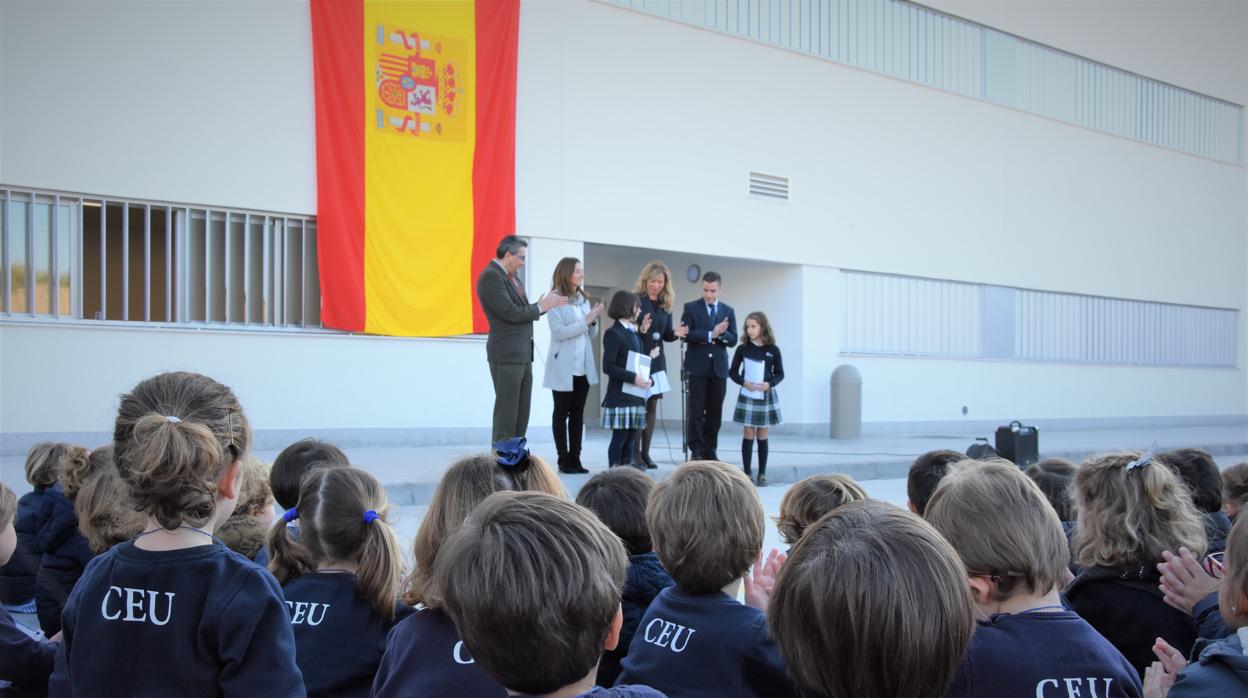 Los más de 900 alumnos del colegio Sevilla han participado en un acto en el centro