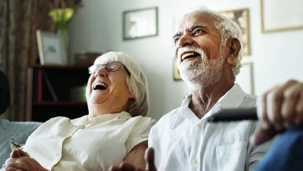 A medida que las parejas envejecen el humor supera a las discusiones