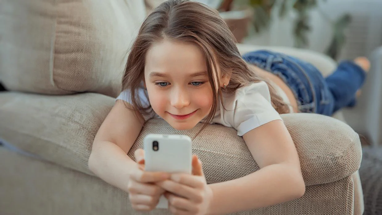 Cinco preguntas (y respuestas) que deberías hacerte antes de comprar un móvil a tu hijo