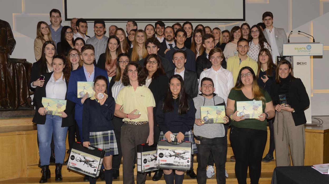 Foto de familia de los ganadores, profesores y el jurado de los premios Startinnova
