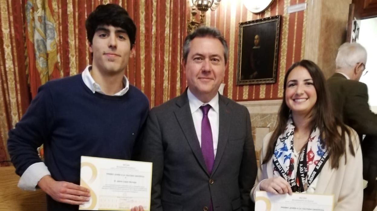 Jaime López y Ana Sánchez junto al alcalde de Sevilla