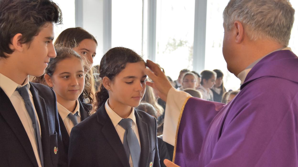 La imposición de la ceniza ha tenido lugar en una Eucaristía en la capilla del centro