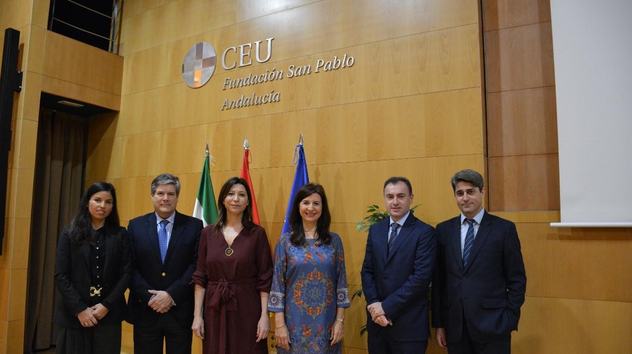 De izquierda a derecha: Marta Catalán (abogada de Cuatrecasas), Bartolomé Borrego (vocal responsable de la División de Nuevas Tecnologías de la Delegación Especial de la Agencia Estatal de Administración Tributaria en Andalucía, Ceuta y Melilla), Ana Fernández (coordinadora del grado en Derecho en CEU Cardenal Spínola), Beatriz Hoster (directora académica de CEU Cardenal Spínola), Antonio Cubero (catedrático de Derecho Financiero y Tributario de la Universidad de Sevilla) y Nicolás Díaz (abogado de Andersen Tax and Legal)