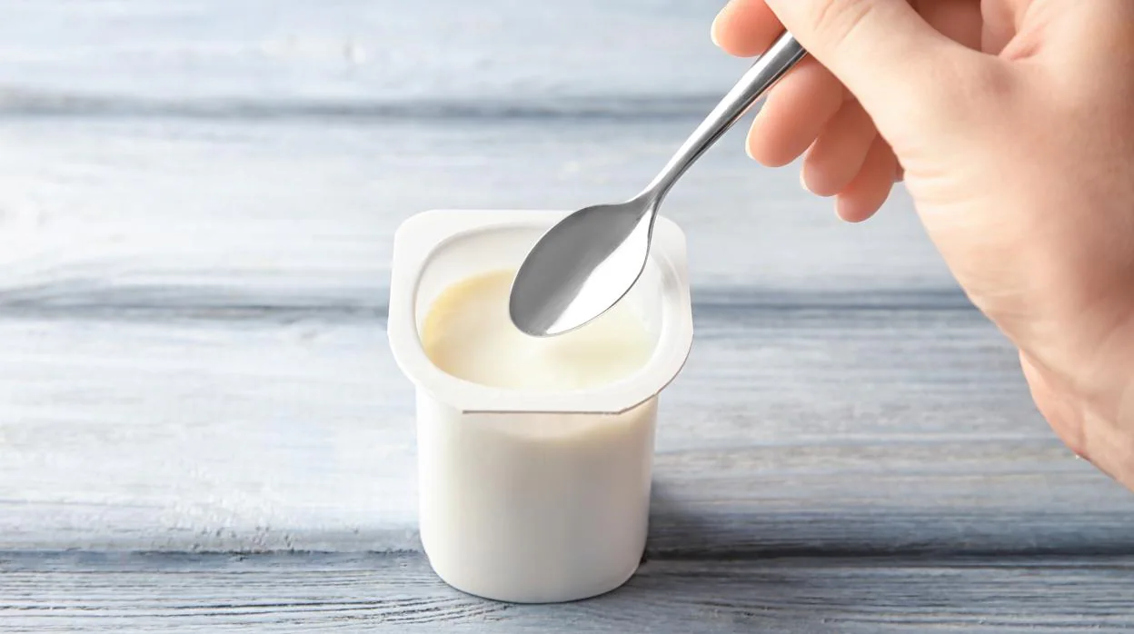 Los expertos aconsejan remover el yogur para incorporar el suero que produce