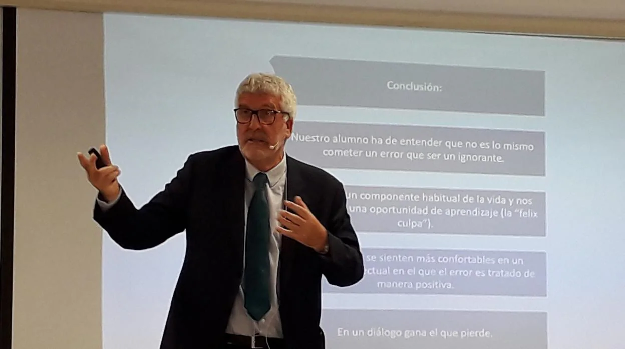 Gregorio Luri durante su ponencia en el Colegio Entreolivos de Sevilla