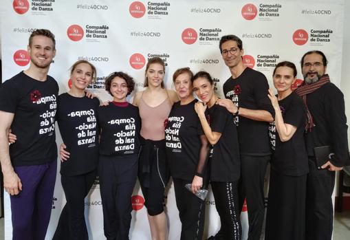 José Carlos Martínez, director de la Compañía Nacional de Danza, junto a un grupo de profesores de danza, entre los que figura César Casares (coordinador del proyecto Danza para el Parkinson) y Guillermina de Bedoya, colaboradora del programa., Paloma Alfonsel y Concha Mora, entre otros.