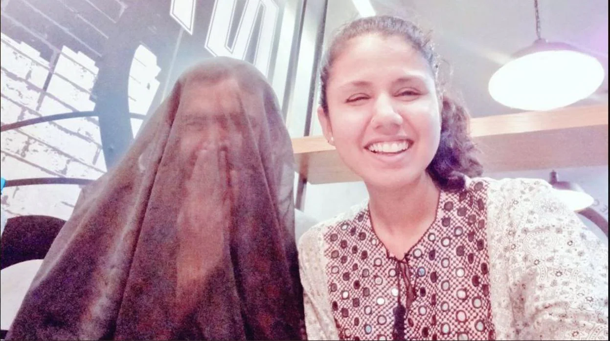 Una activista pakistaní aviva el debate del burka al publicar una foto de su marido cubierto por un velo