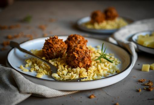 Albóndigas rellenas de queso y crujientes.