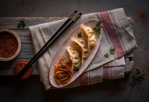 Gyozas de pollo al curry con verduras al wok.