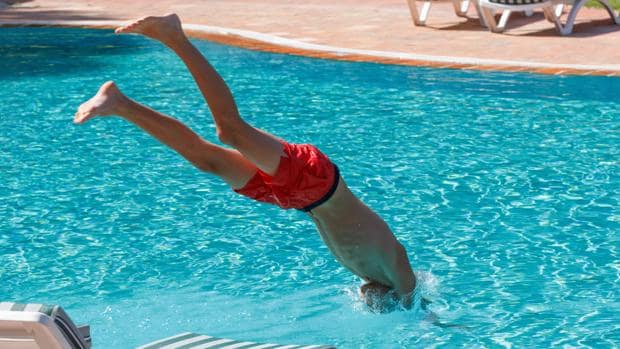 «Hay que mostrar al adolescente el peligro de lesión medular de las zambullidas en la piscina»