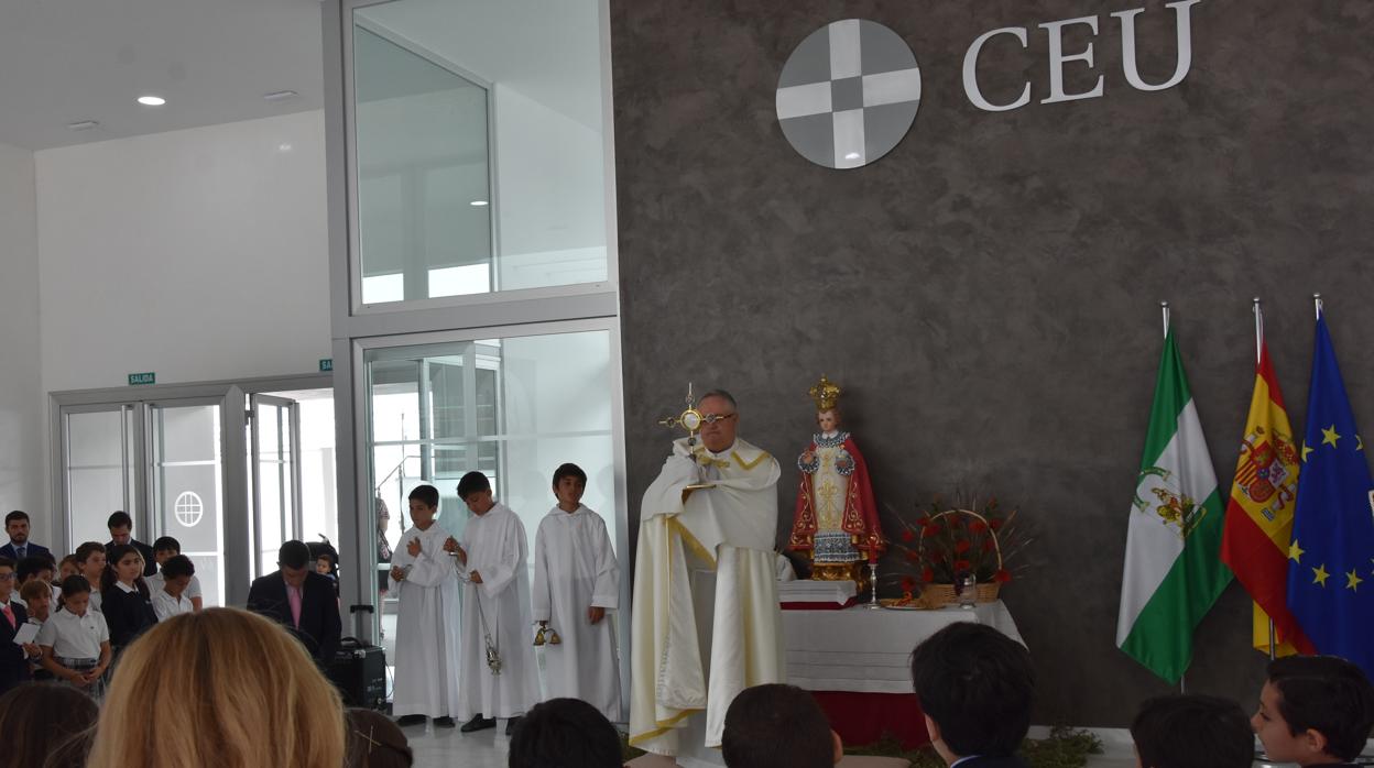 Procesión del Corpus Christi en el Colegio CEU San Pablo Sevilla