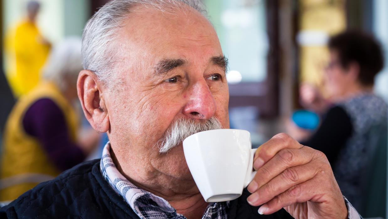 El consumo habitual de café se asocia a un menor riesgo de caídas en personas mayores