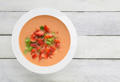 Lo que no imaginas que el gazpacho puede hacer por ti en la ola de calor