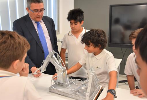 Alumnos del Colegio CEU Sevilla diseñan un brazo robótico con tecnología hidráulica