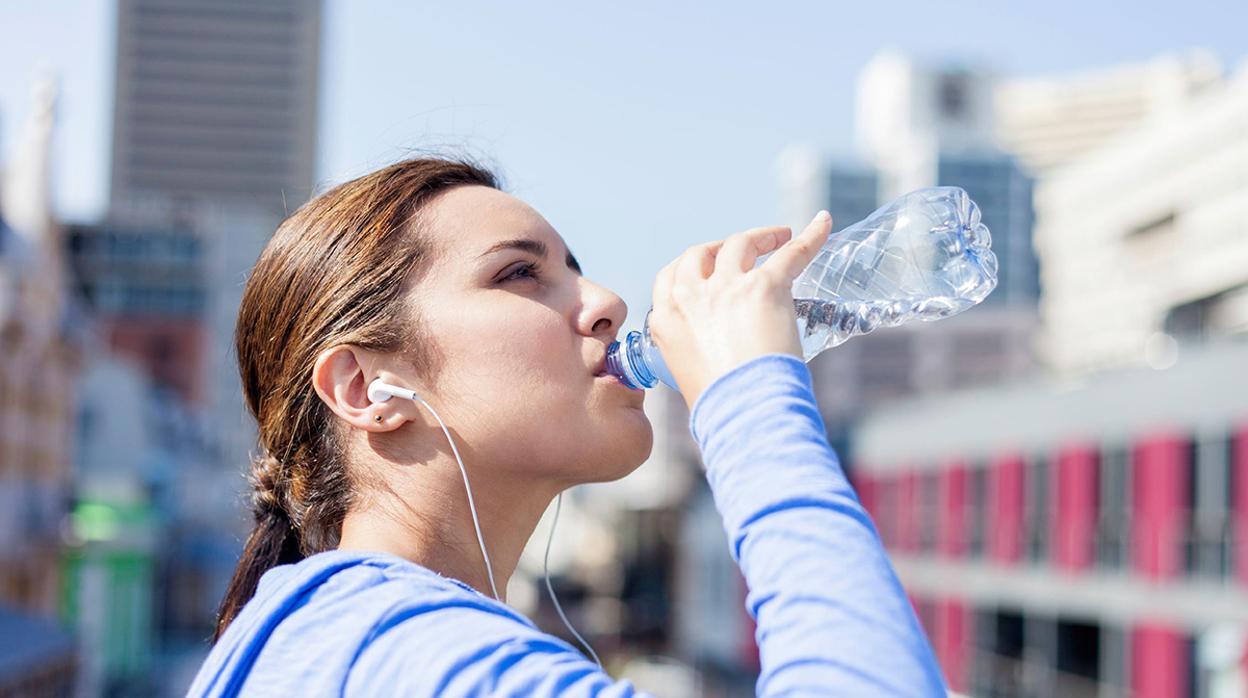 La hidratación es fundamental para prevenir un golpe de calor