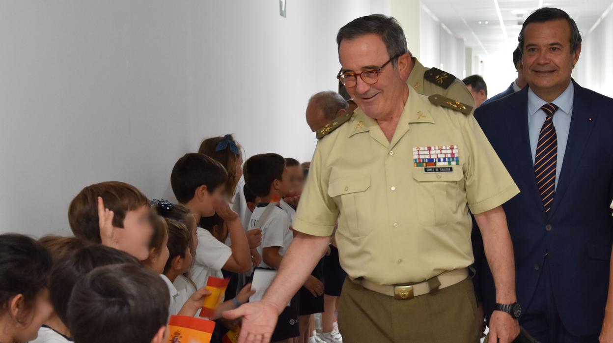 El Teniente General Juan Gómez de Salazar Mínguez, junto a Juan Carlos Hernández Buades, en su llegada al Colegio CEU San Pablo Sevilla