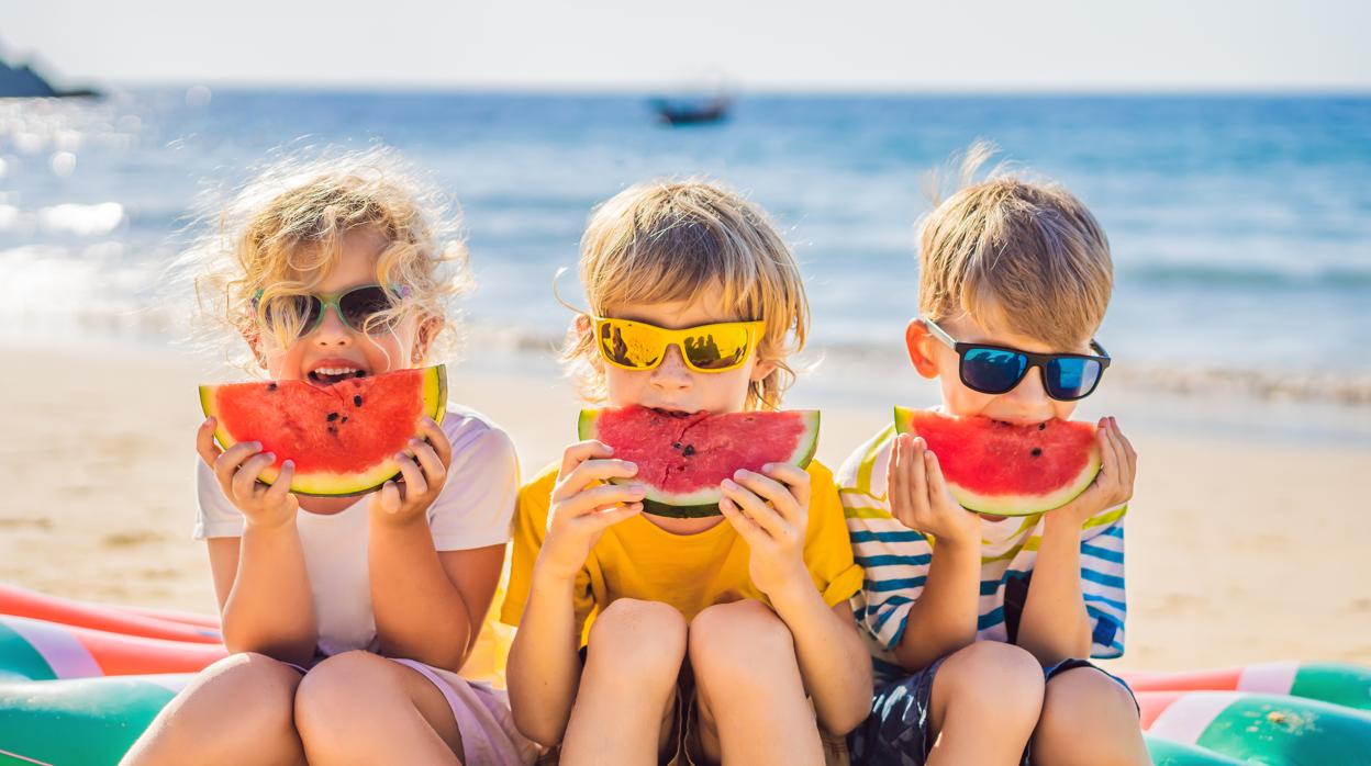 Poner a su alcance la fruta de un modo atractivo les ayuda a disfrutar de opciones saludables en verano