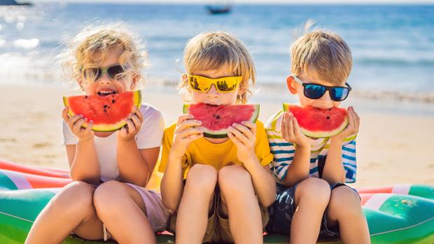 Trucos para que los niños prefieran la fruta a los helados