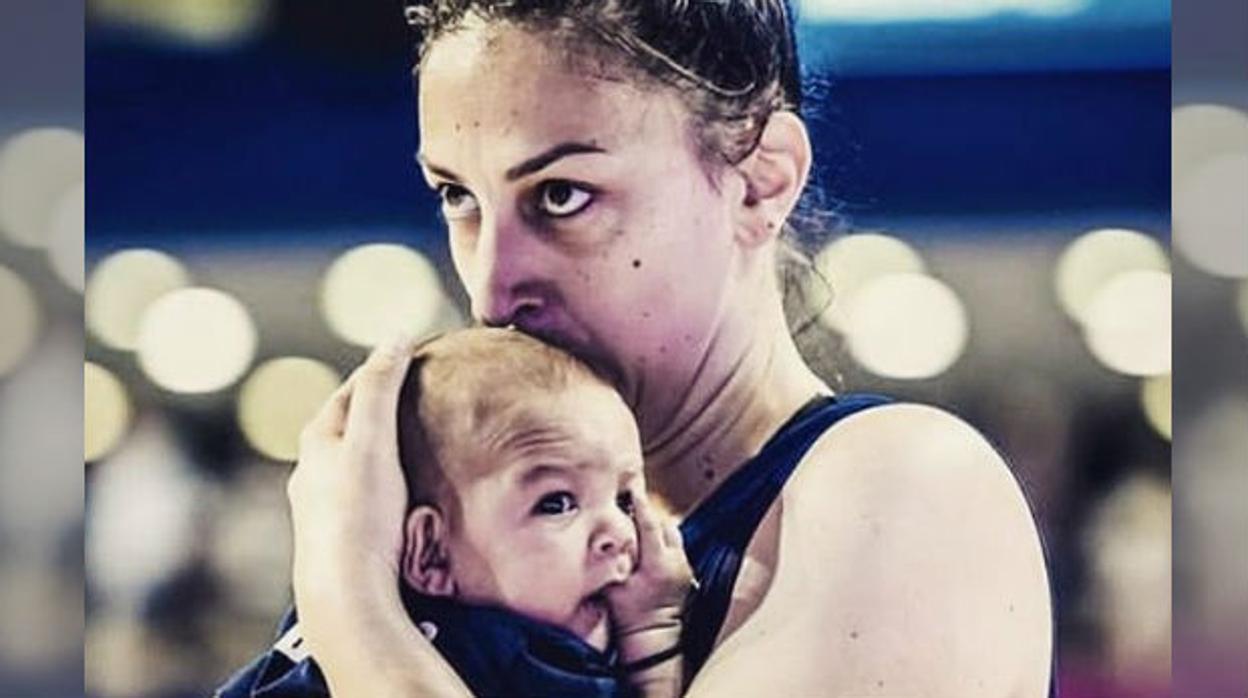 Jelena Brooks y su bebé: la otra imagen del Eurobasket femenino que está dando la vuelta al mundo