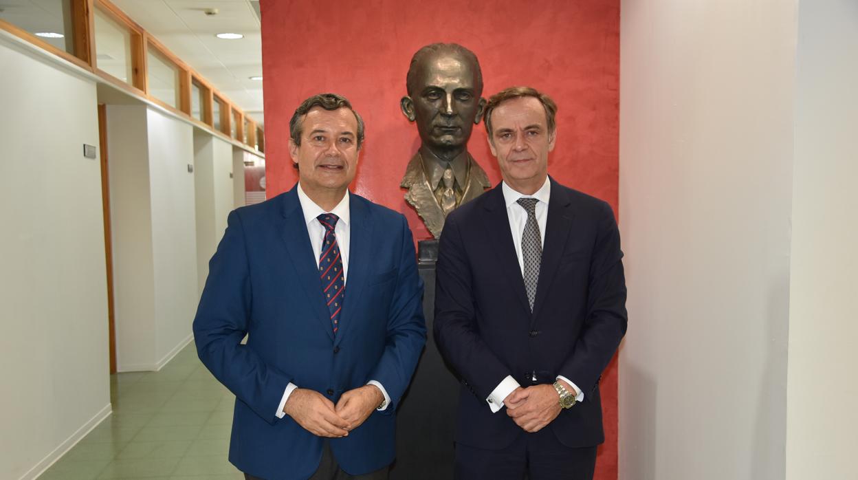 José Ramón Navarro, Presidente de la Audiencia Nacional, junto con Juan Carlos Hernández, CEO-Director General de CEU Andalucía