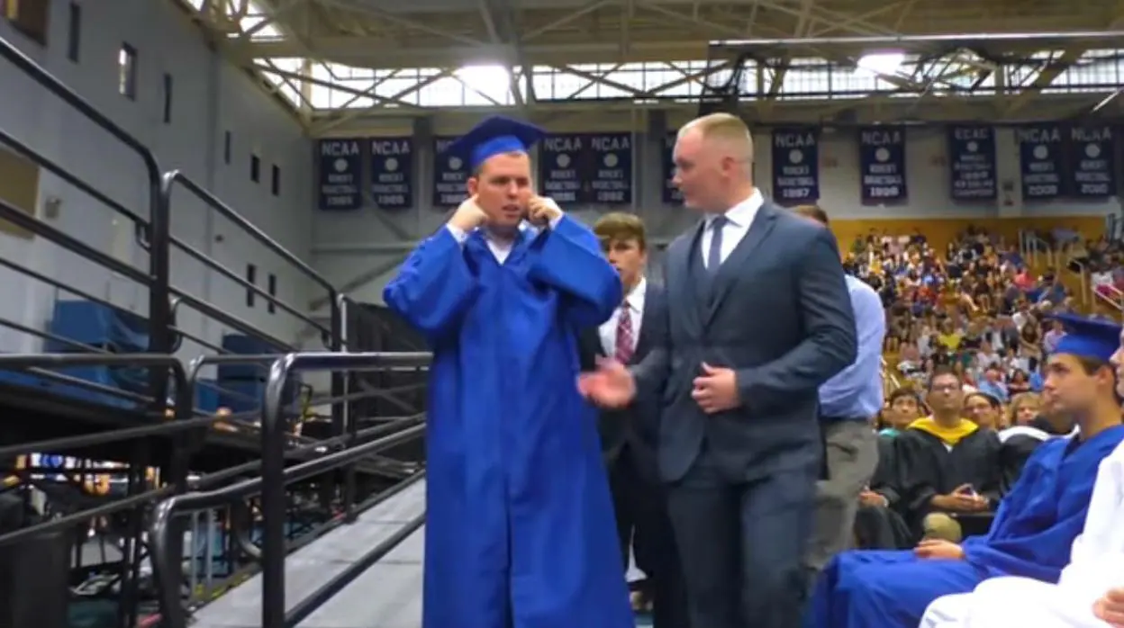 La ovación silenciosa en la emocionante graduación de un joven con autismo que tiene pánico a los ruidos