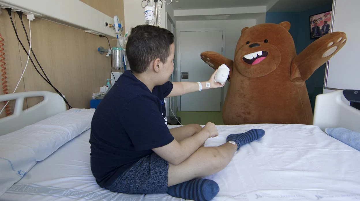 Un niño ingresado en el Hospital La Paz recibe su oso solidario