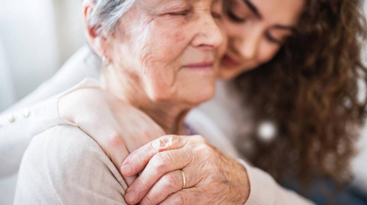 9 de cada 10 cuidadores de personas con alzhéimer no tienen la formación suficiente para cuidar a su familiar
