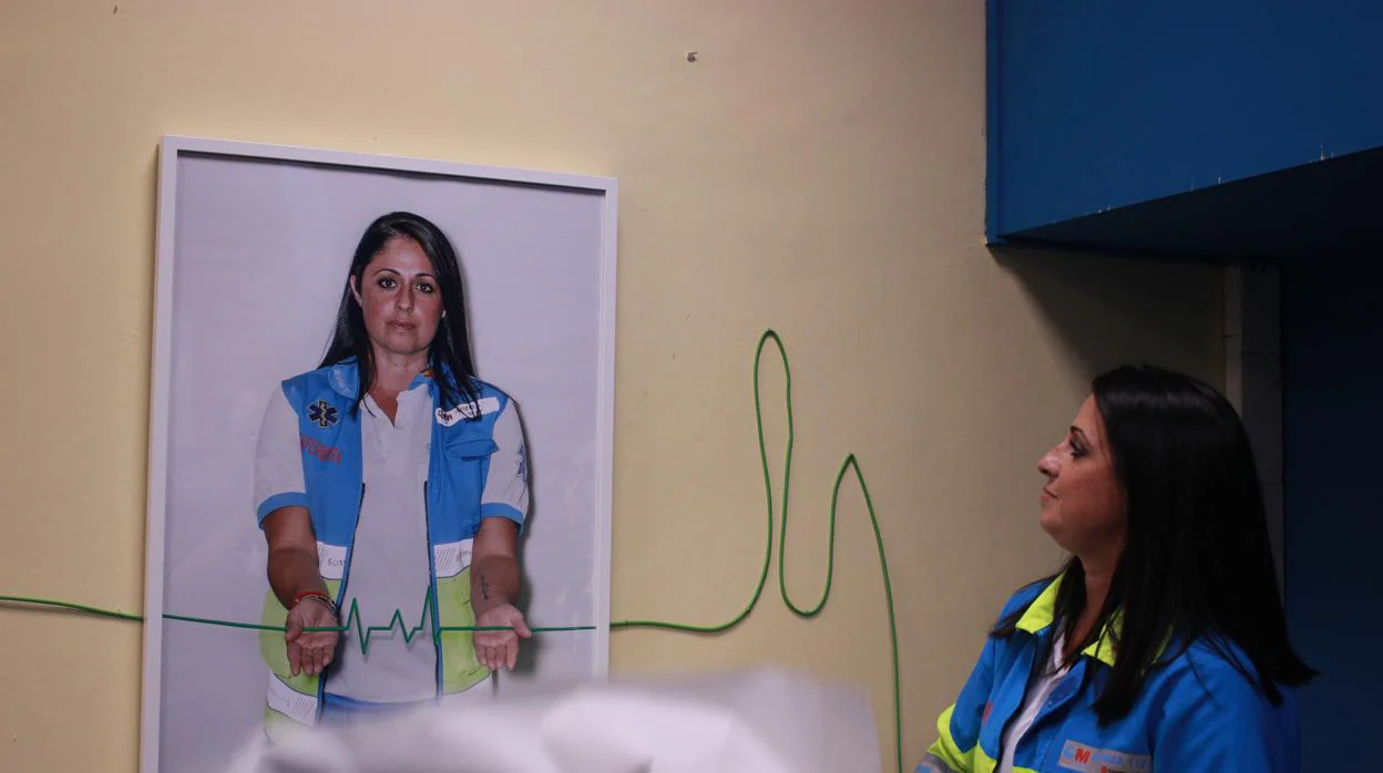 Beatriz, enfermera del Summa 112, decubre su foto en la exposición fotográfica