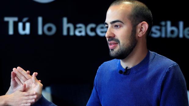 La historia del joven español sordociego que acabó su carrera, trabaja como abogado y denunció a Ryanair