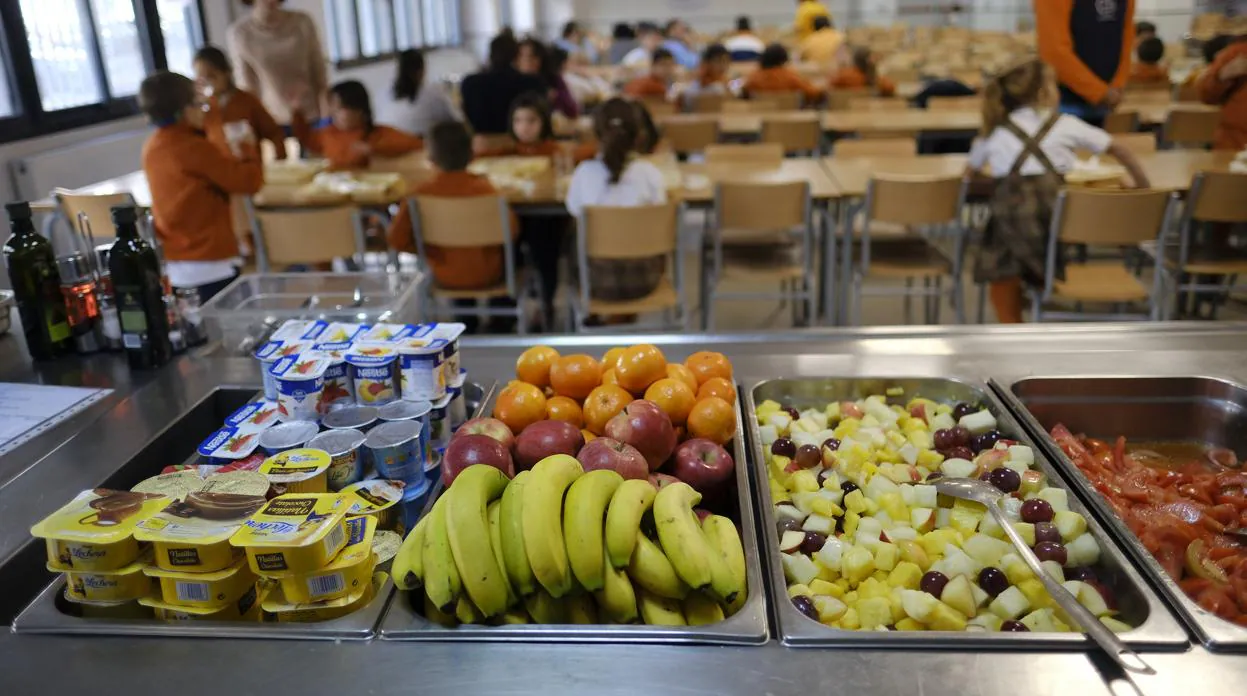 Fruta y postres azucarados en un comedor escolar