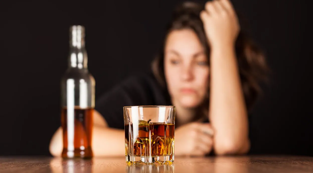 «Los padres deben evitar el consumo habitual de alcohol delante de los hijos»