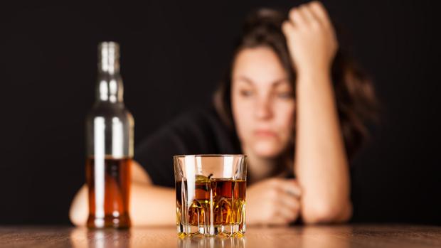 «Los padres deben evitar el consumo habitual de alcohol delante de los hijos»