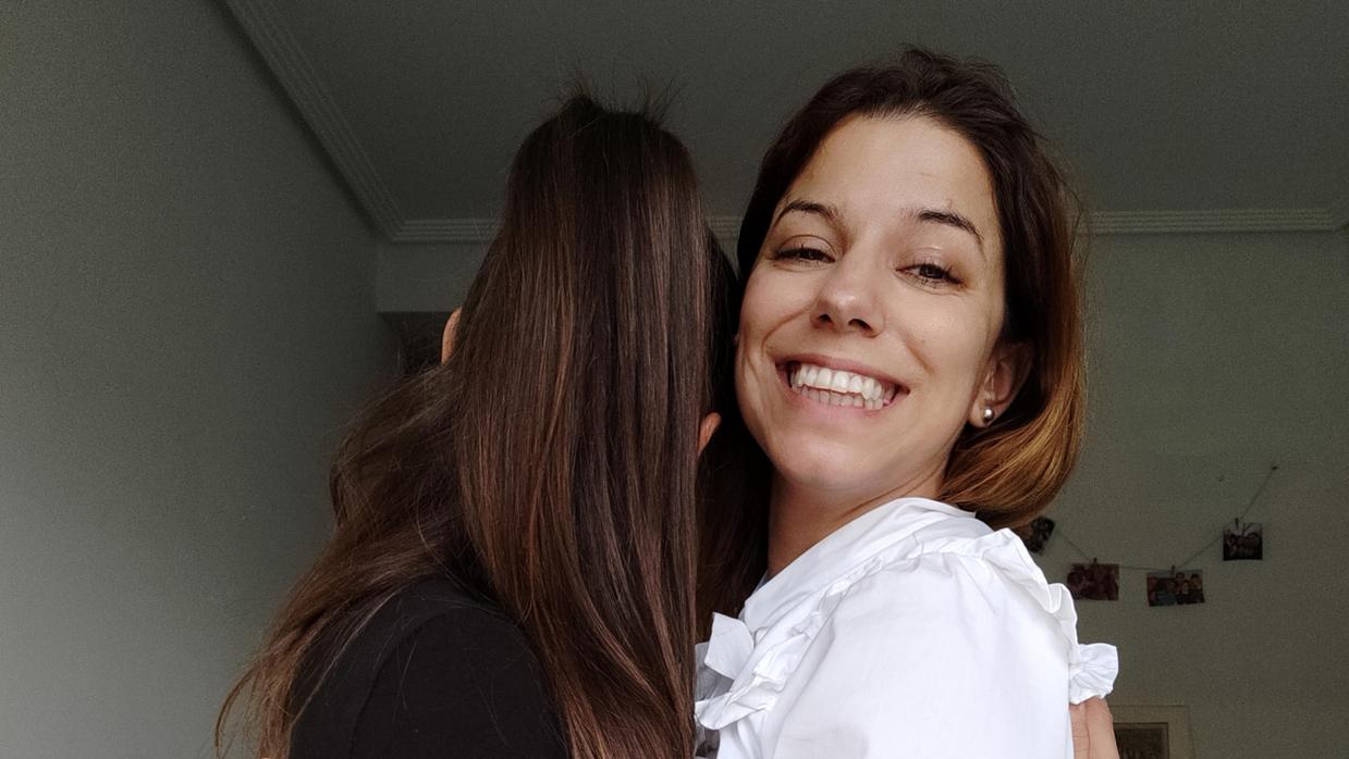 Julia, con su hija de acogida