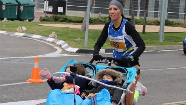 Una corredora española logra el récord Guinness de 10 km empujando a sus dos hijos en un carro