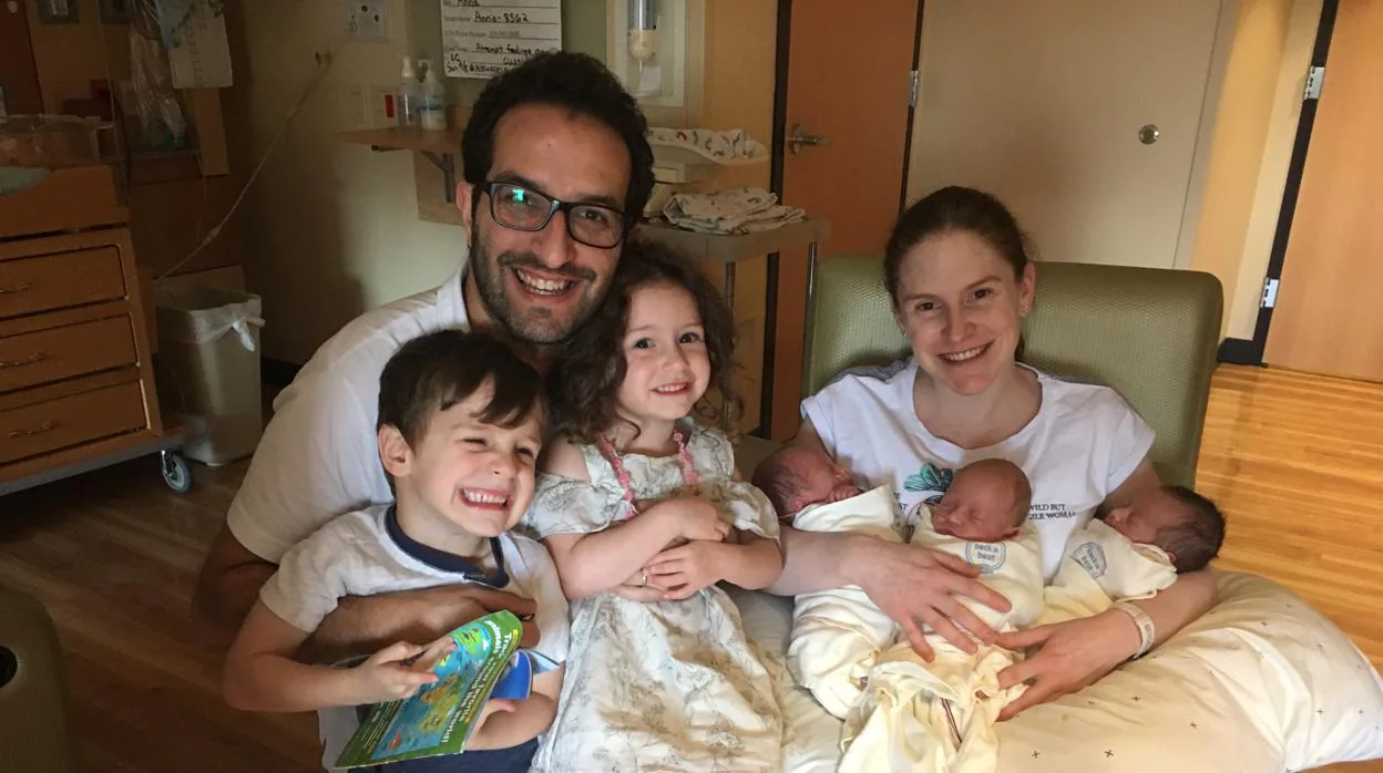 La familia al completo horas después de que nacieran los trillizos el pasado mes de agosto