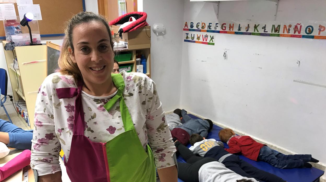 Isabel Rocío Clavijo, maestra de 35 años, posa en su clase, donde los niños a su cargo solo ven en ella que va con muletas por la espina bífida que padece