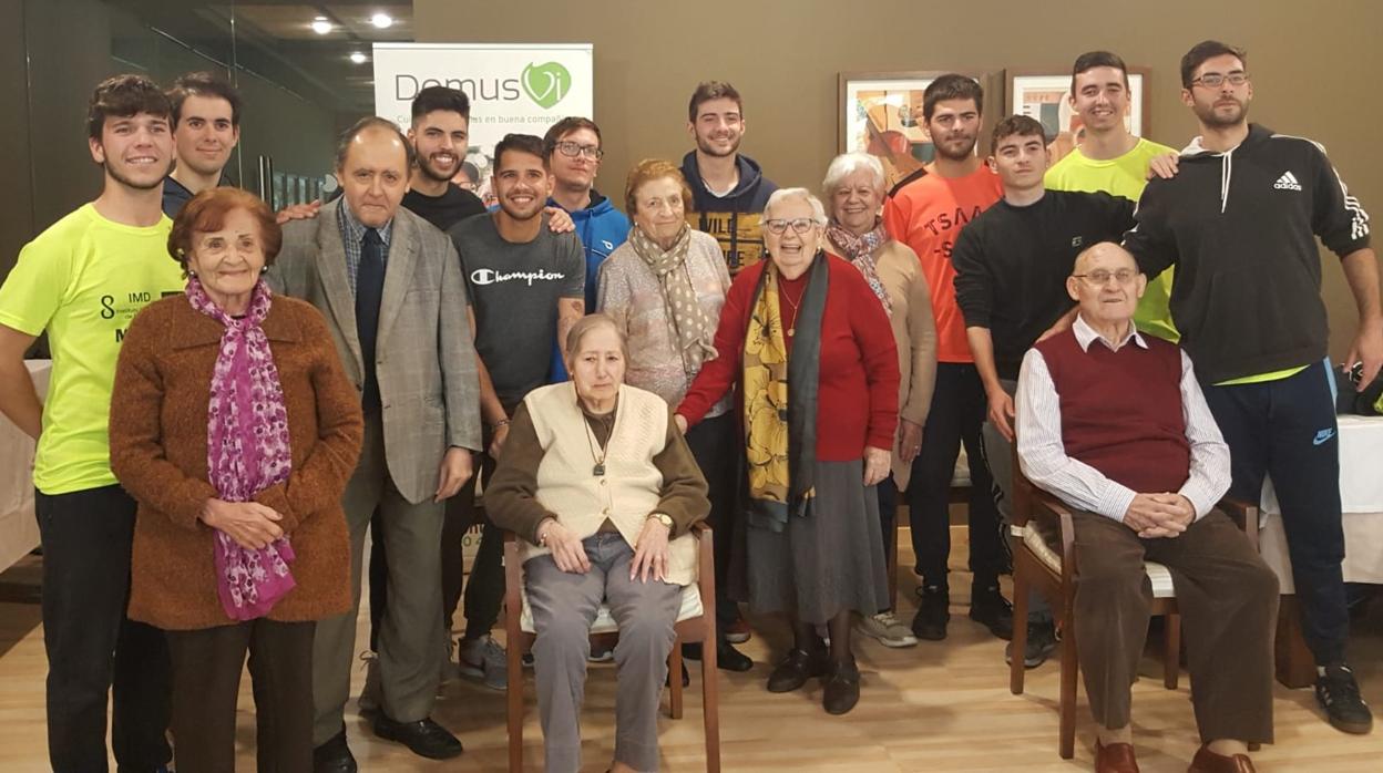 Alumnos de Tafad de Altair imparten un taller a personas mayores