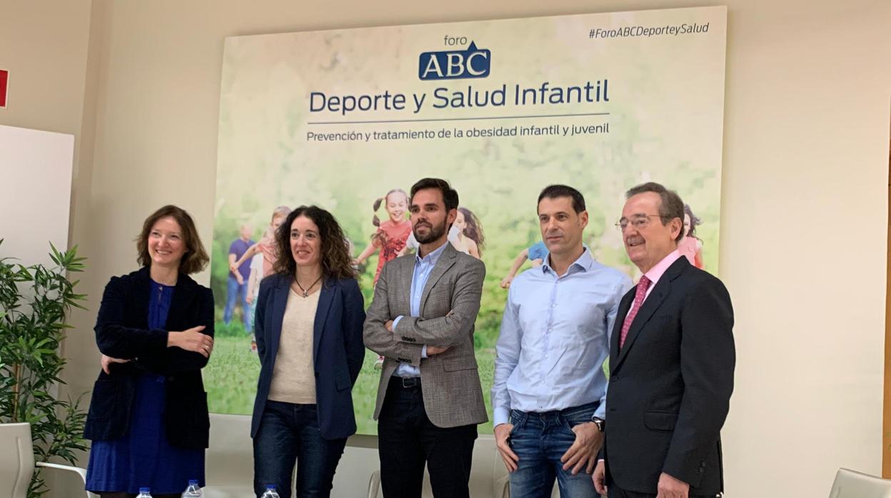 En la imagen, los asistentes al encuentro, que tuvo lugar en la Biblioteca de ABC