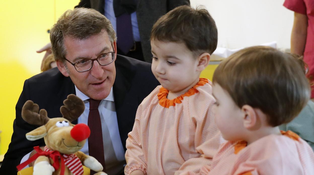 Feijóo visita una escuela infantil