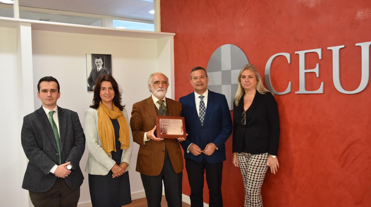 CEU Andalucía reconoce la trayectoria académica del catedrático de Historia del Derecho Antonio Merchán