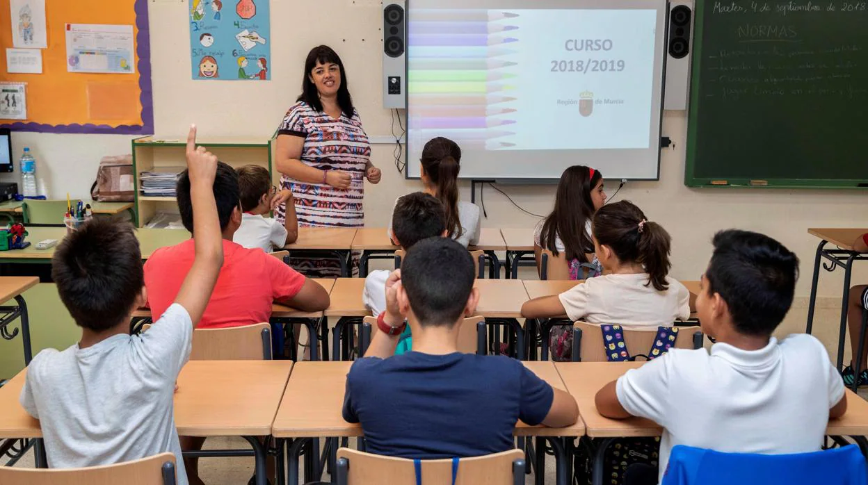 Las adolescentes españolas quieren ser profesoras o médicos; los chicos  prefieren ser policías