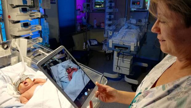 Los padres de neonatos ingresados en el Hospital de Canarias podrán ver a sus bebés a través de una tablet