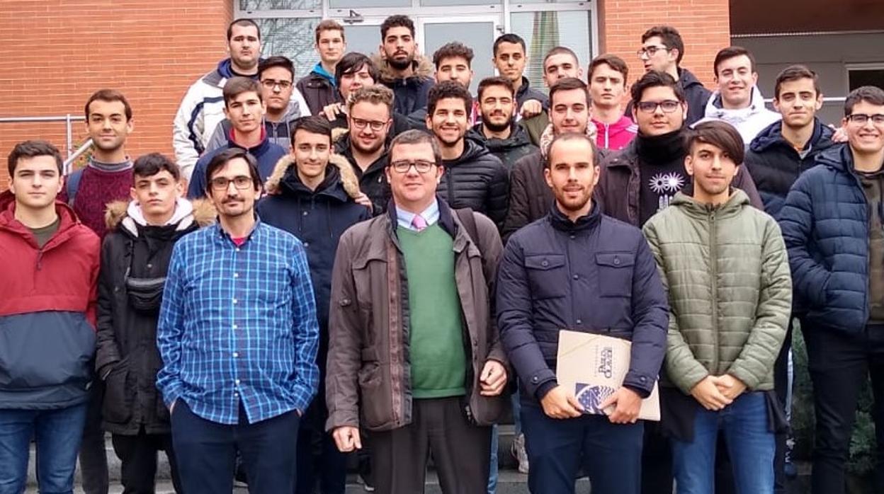 Alumnos del Grado Medio de Sistemas Microinformáticos y Redes de Altair visitan la Olavide