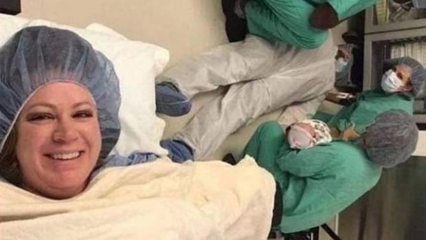 El divertido selfie de una mujer tras dar a luz con su marido desmayado en el suelo